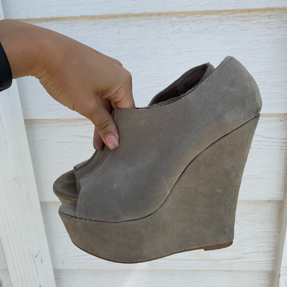 Steve Madden size 7 winter wedge